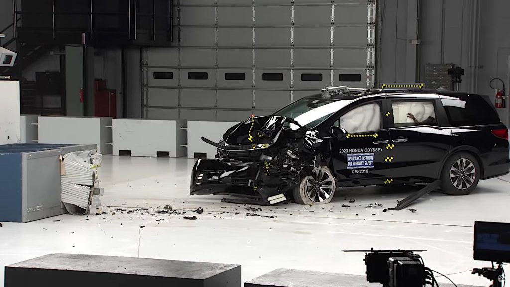 IIHS 2023 Honda Odyssey overlap crash test