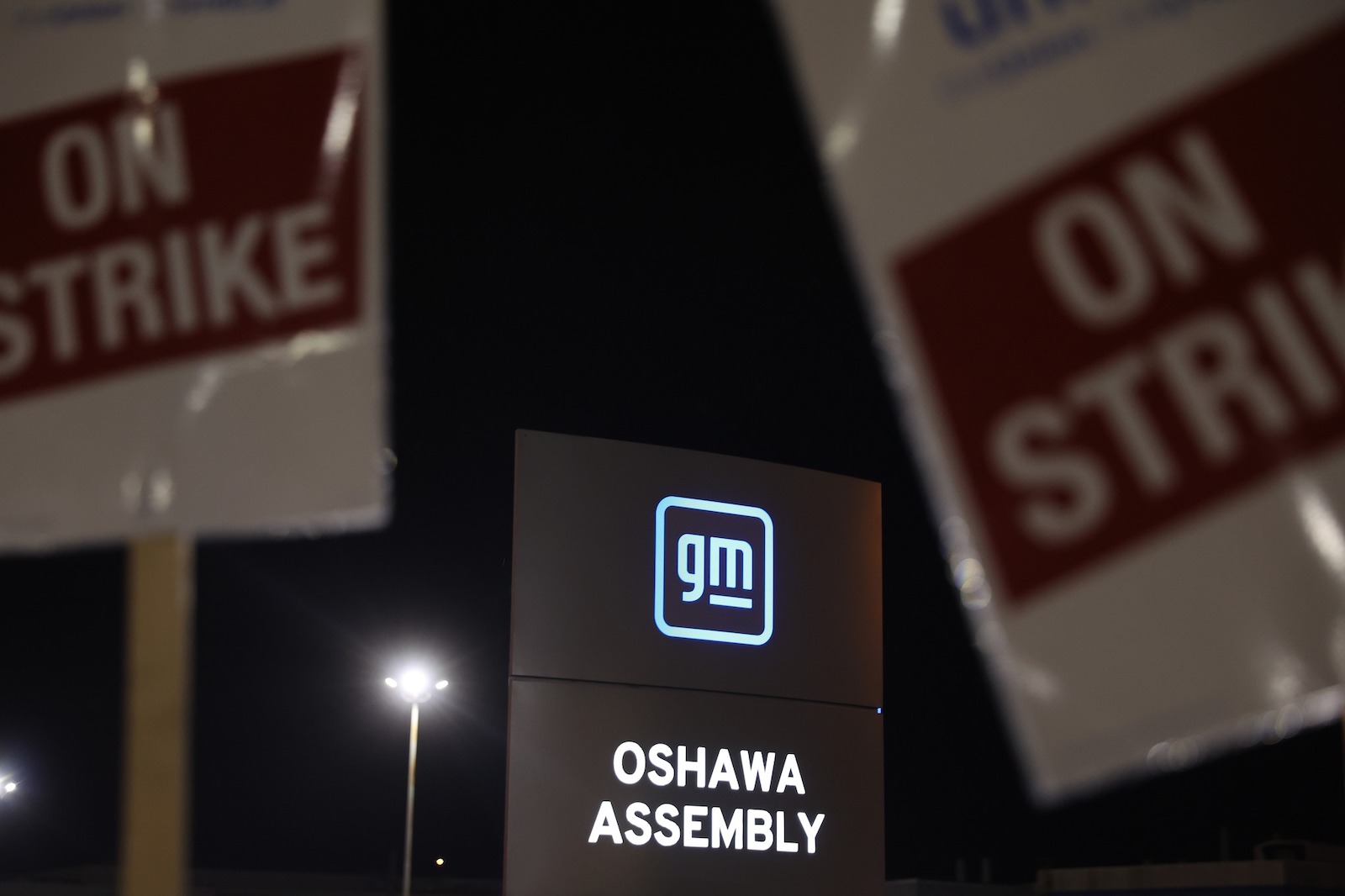 GM Oshawa and picket signs