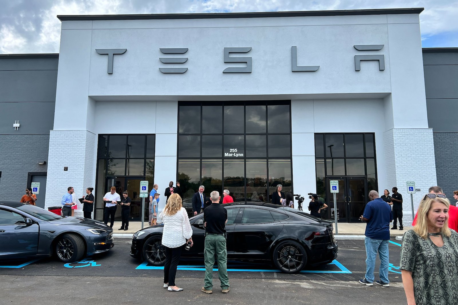Tesla store in Brandon Mississippi