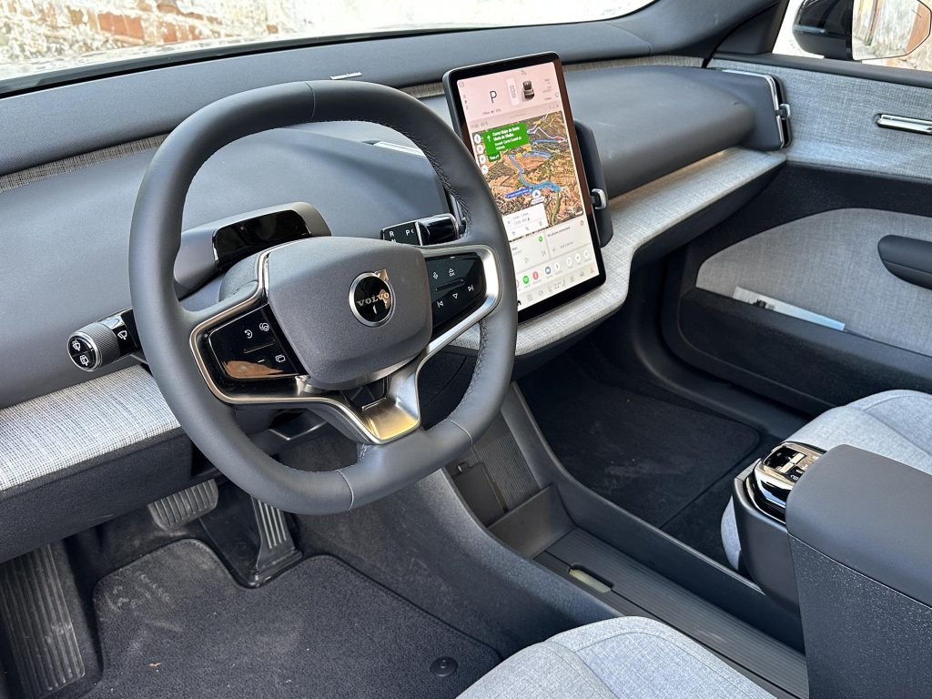 2024 Volvo EX30 - interior v2