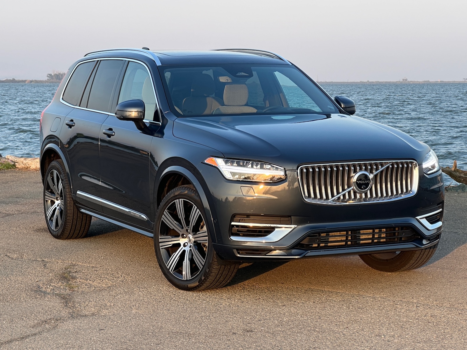 2024 Volvo XC90 T8 Recharge front 3-4