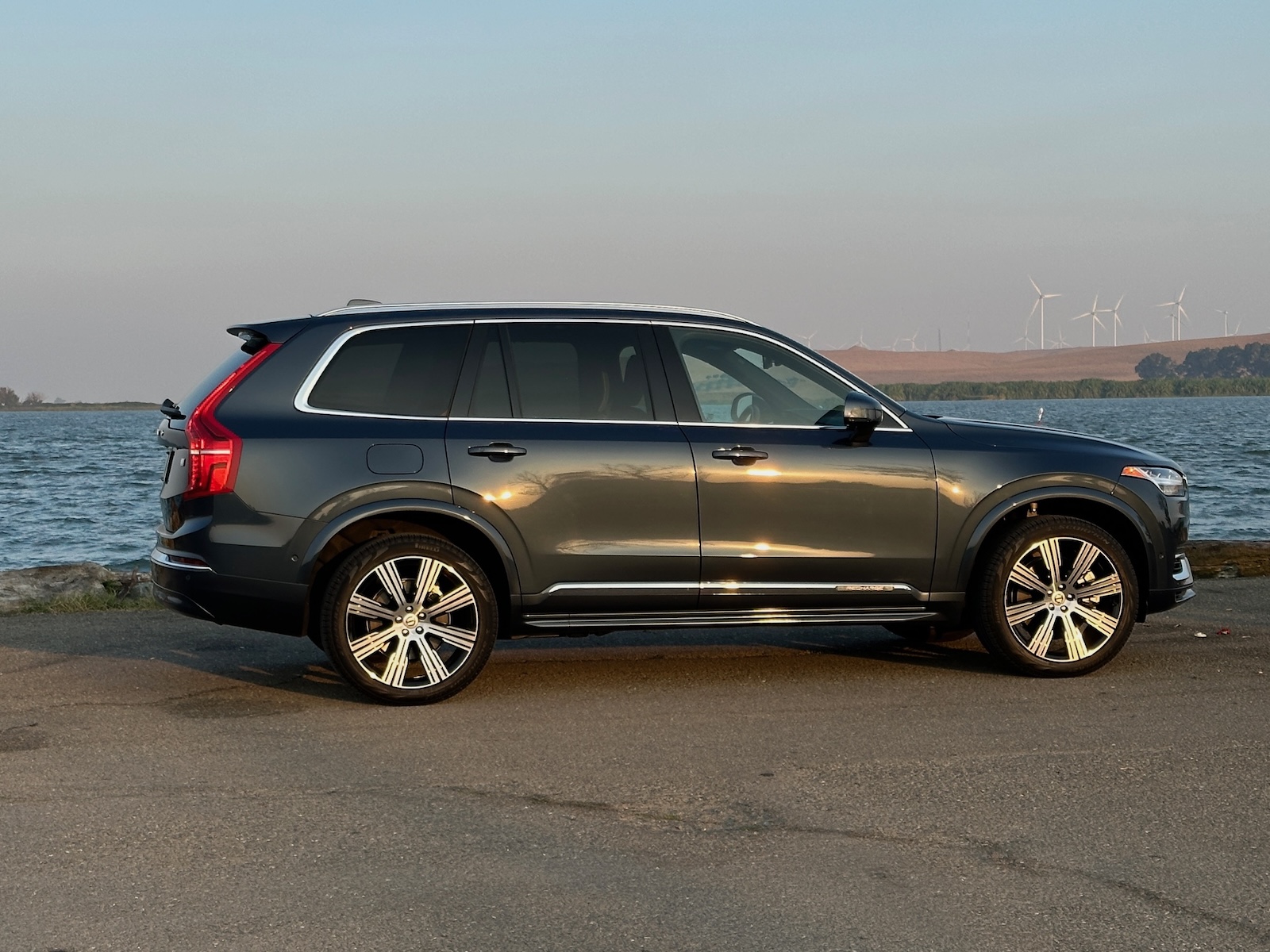 2024 Volvo XC90 T8 Recharge side