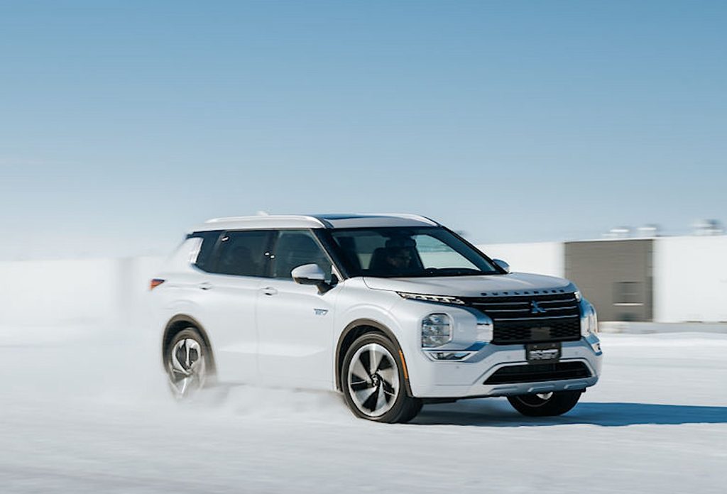 2024 Mitsubishi Outland PHEV snow spray