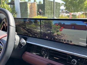 2025 Infiniti QX80 - twin screens