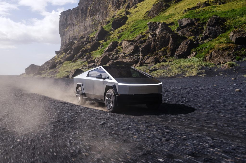 Tesla Cybertruck - driving off-road