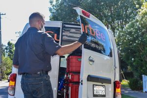 Curbee tech closes van door