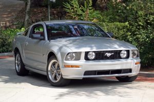 2005 Ford Mustang GT front 3-4