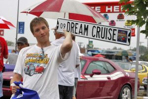 Dream Cruise Fan with Sign - 2009