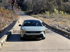 Kia K4 - Driving nose-on