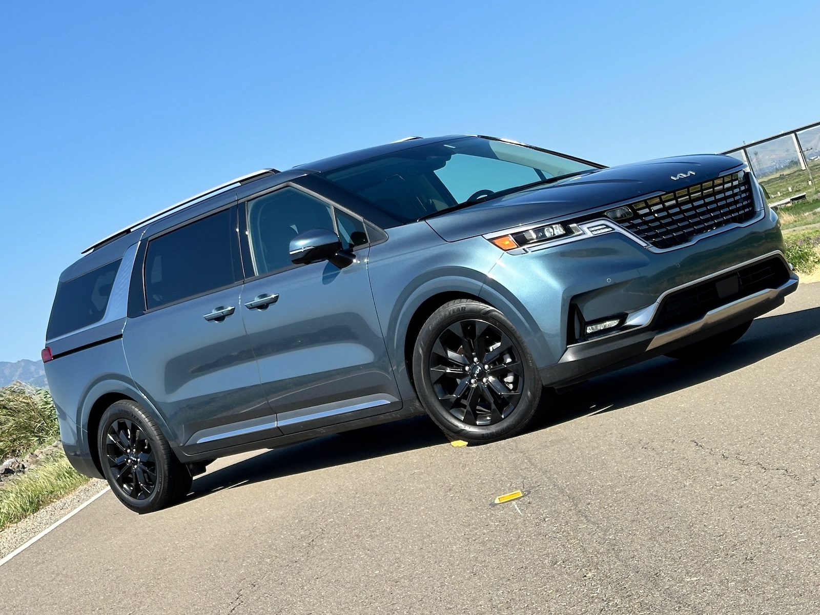 2025 Kia Carnival front 3-4 angled