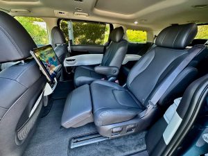 2025 Kia Carnival second row seats