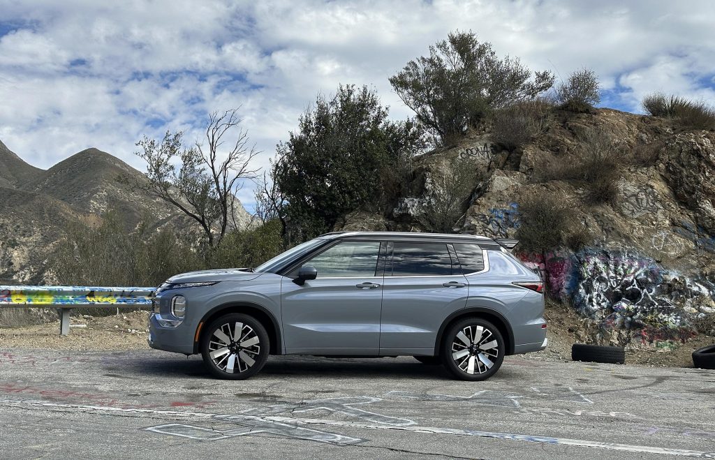 2025 Mitsubishi Outlander - parked side