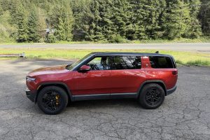 Rivian R1S - side