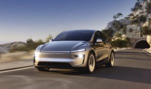 Tesla Model Y - driving 2025