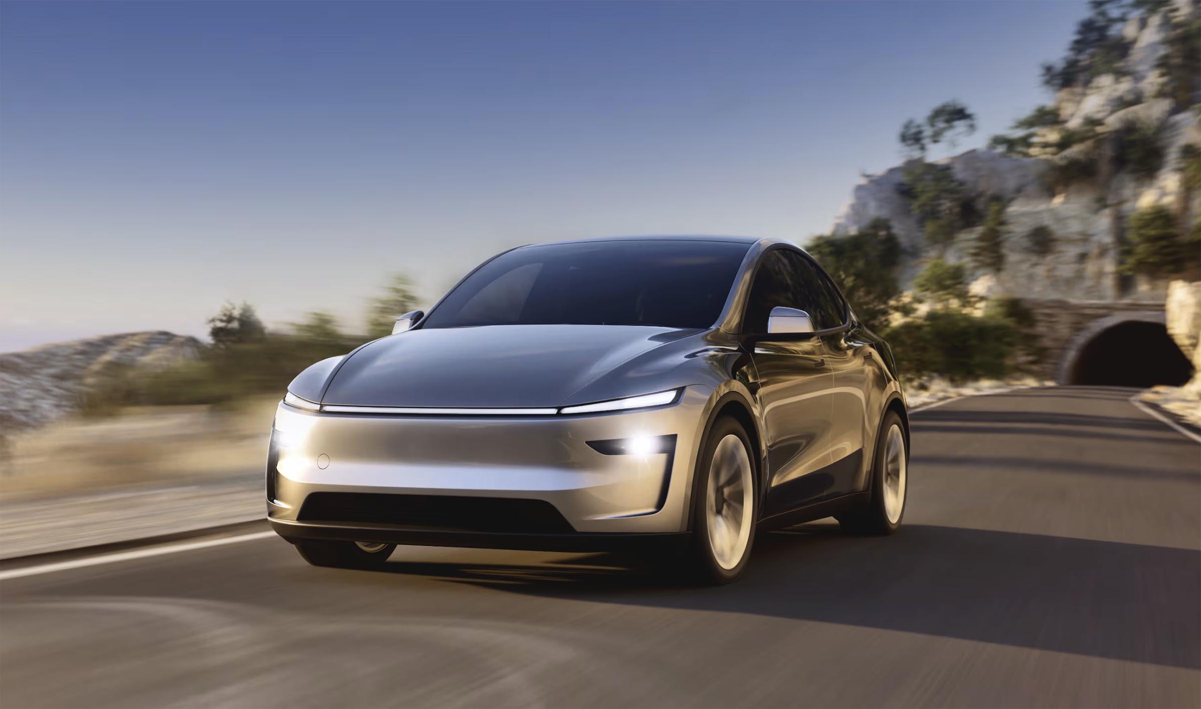 Tesla Model Y - driving 2025