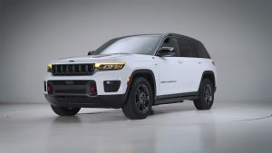 2026 Jeep Grand Cherokee Trailhawk - front 3-4