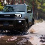 Toyota FJ Cruiser Concept - splashing water.