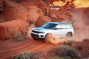 Jeep Grand Cherokee 4xe - off-road dust REL