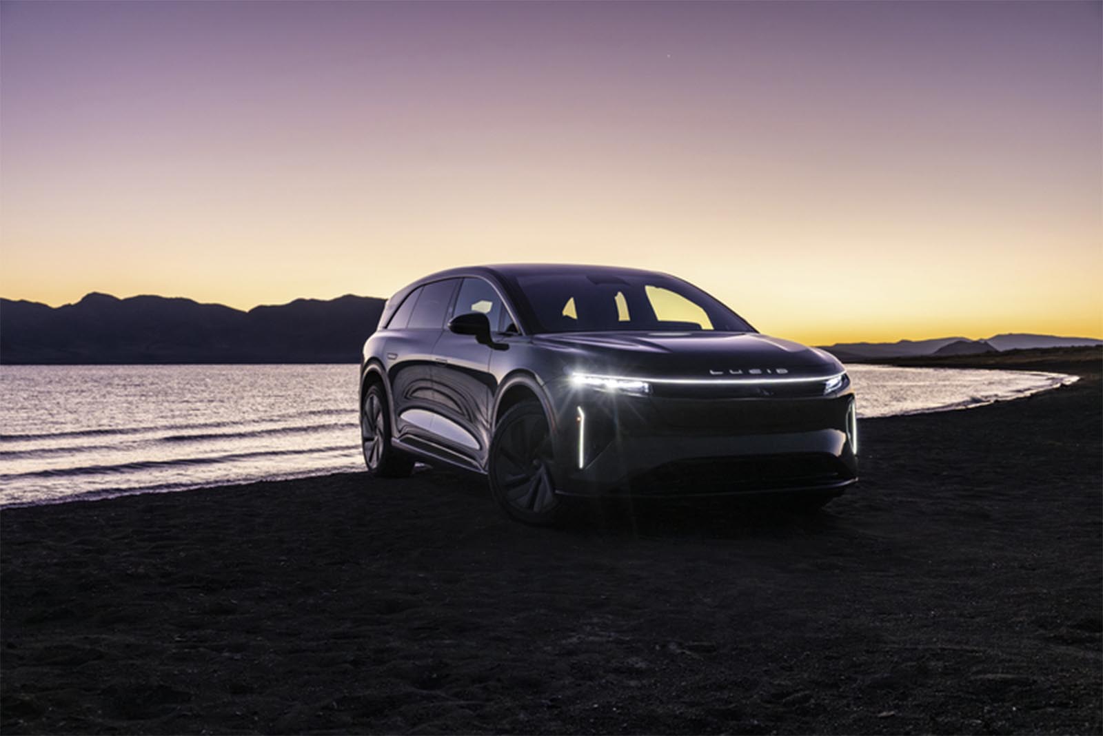 Lucid Gravity Touring – front 3-4 at dusk Lucid Gravity Touring - front 3-4 at dusk