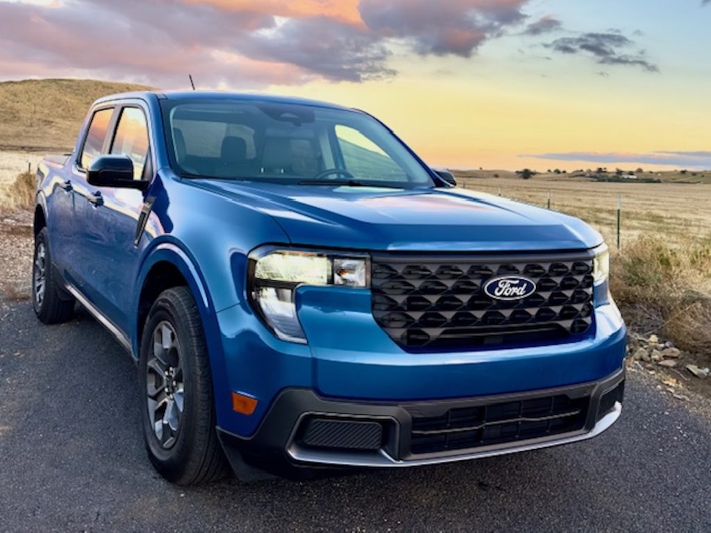 2025 Ford Maverick XLT AWD front 3-4