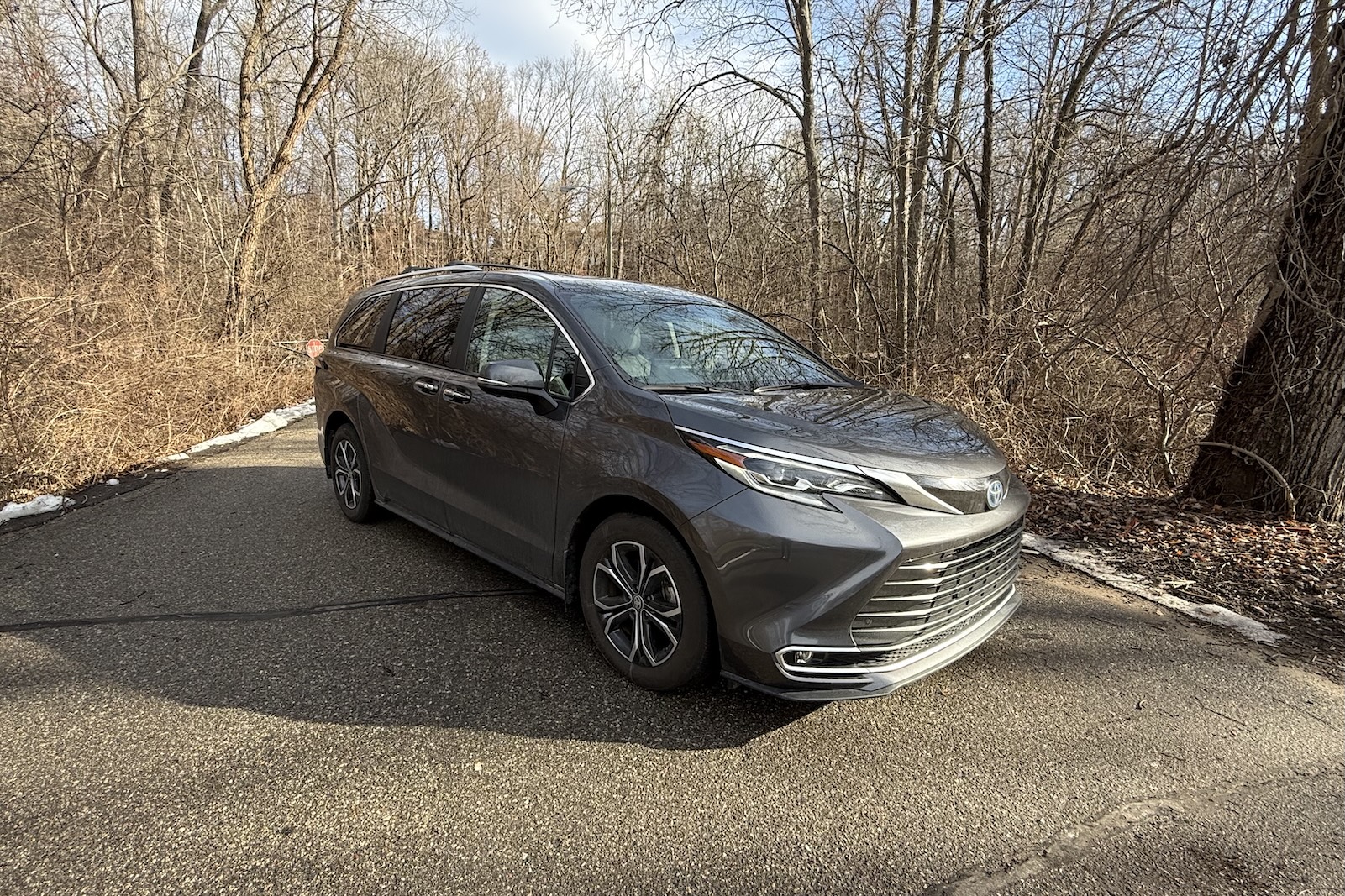 2025 Toyota Sienna front 3-4 2025 Toyota Sienna front 3-4