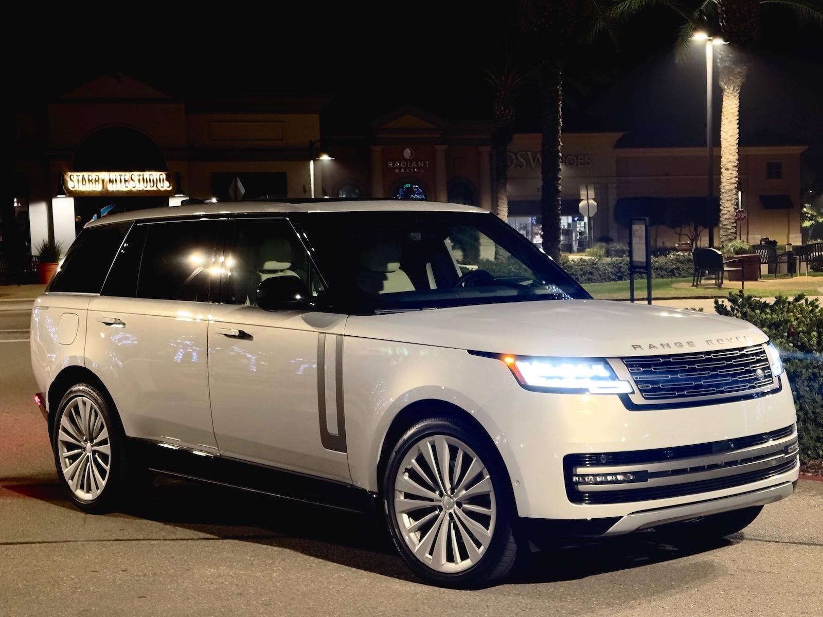 2026 Range Rover SE LWB front 3-4 2026 Range Rover SE LWB front 3-4