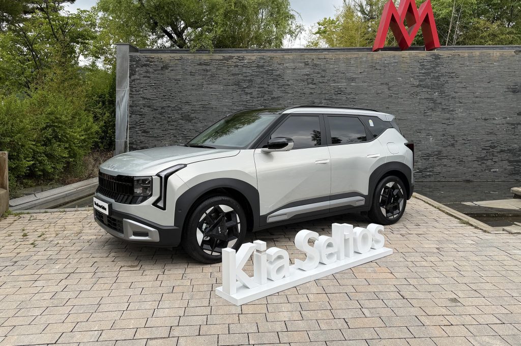 2027 Kia Seltos - X-Line static display front 3-4