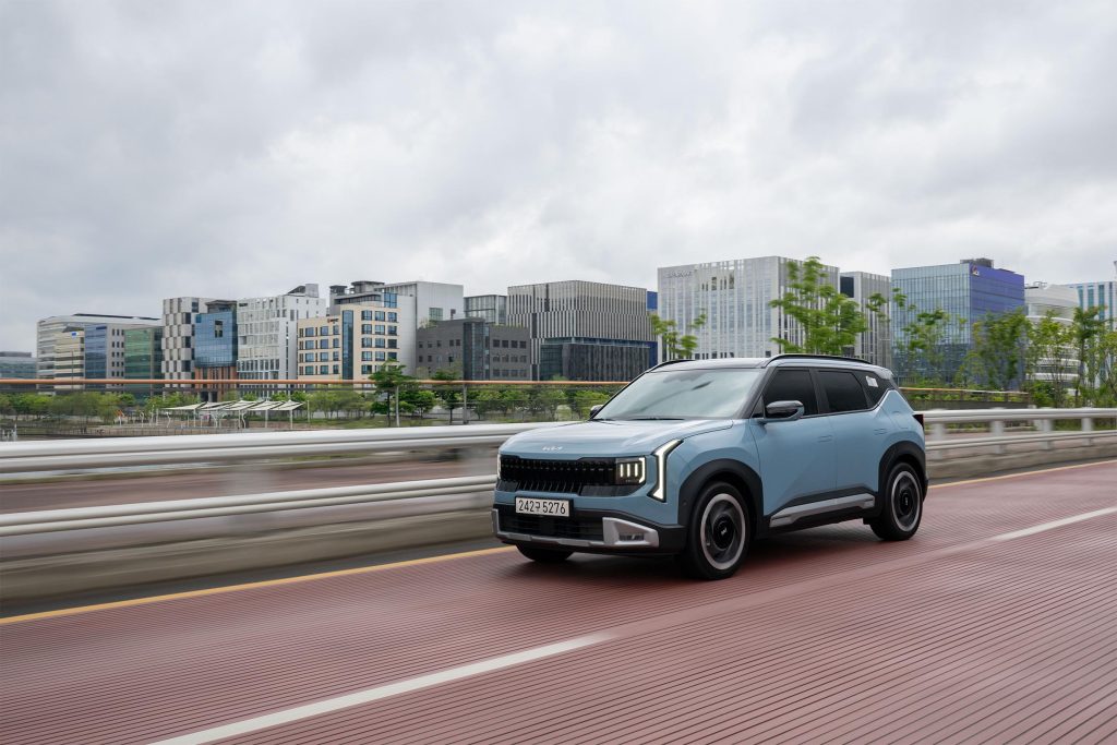 2027 Kia Seltos - front 3-4 driving - REL