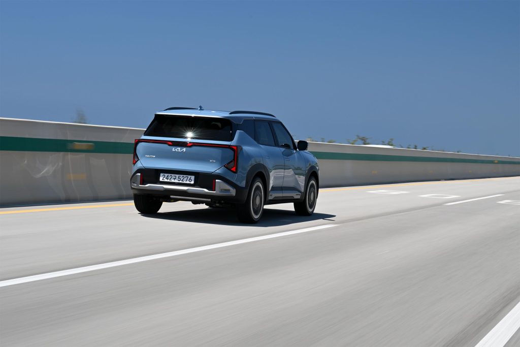 2027 Kia Seltos - rear 3-4 driving - REL