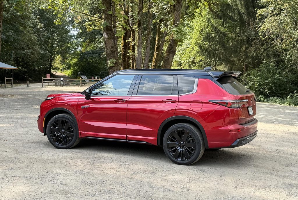 2026 Mitsubishi Outlander PHEV - rear 3-4